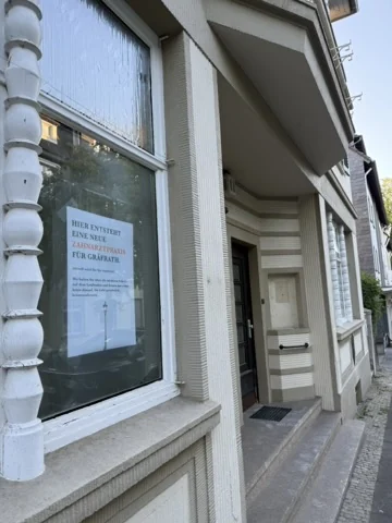 Schaufenster der künftigen Zahnarztpraxis Zahnmedizin Figge in der Freiheit 19, Solingen-Gräfrath