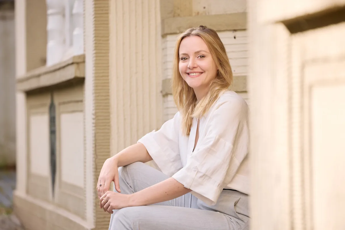 Miriam Figge auf den Stufen vor der Praxis